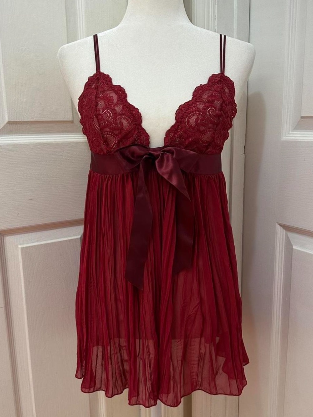 victoria's secret sheer burgundy
crinkle pleat babydoll mini slip dress